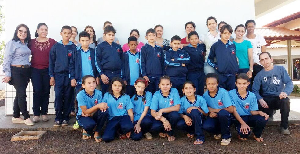 Furlan entrega uniformes a estudantes de Jardim Alegre